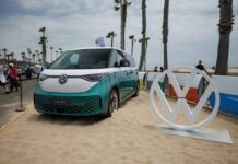 El Volkswagen ID. Buzz de tres filas debutó junto a modelos antiguos del Microbus en el Día Internacional del Autobús Volkswagen » 2023