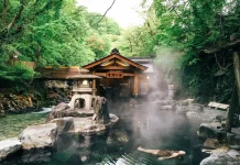 Vacaciona en este hotel oculto con las termas fluviales más pintorescas de Japón » 2023