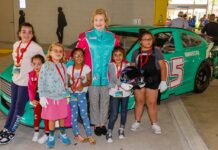 Estudiantes de ‘Miami Lighthouse For The Blind’ experimentaron autos exóticos de lujo »