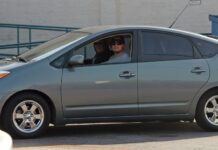 10 Millonarios y multimillonarios que siguen conduciendo autos baratos en el 2023 »