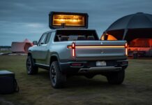 Rivian crea un proyector de películas móvil para el Gear Tunnel R1T »