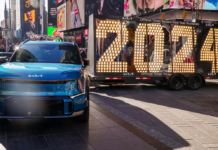 Kia hace entrega de los números del año nuevo 2024 para la celebración del Año Nuevo en Times Square »