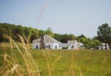 Visita este acogedor resort de Nueva York con vistas a la montaña, «terapia con cabras» y hogueras »