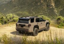 Los interiores de autos modernos del 2025 que parecen autos viejos