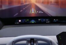 ¿Qué vehículos tienen el head-up display más inmersivo para no despegar la vista?