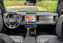5 autos del 2025 cuyos interiores dan un paso atrás en el tiempo