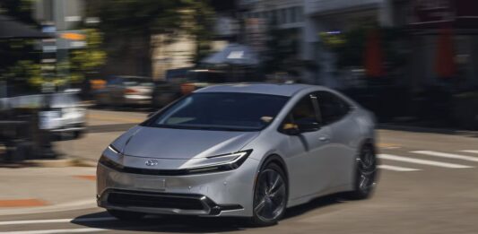 Los 5 autos del 2026 que menos gastan en carretera por menos de $35,000